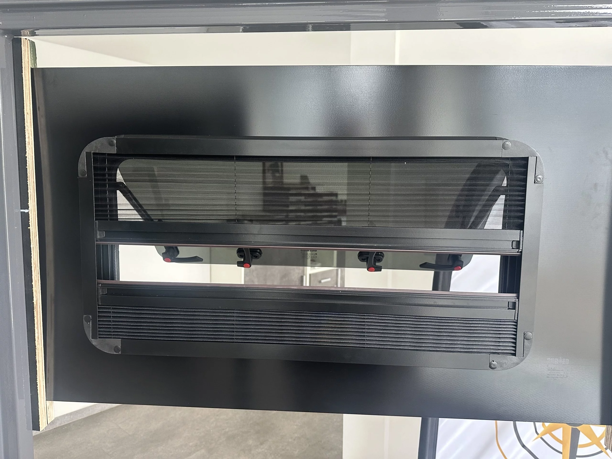 Ausstellfenster VW T6 Private innen 2 Ausstellfenster VW T6 Private innen 2